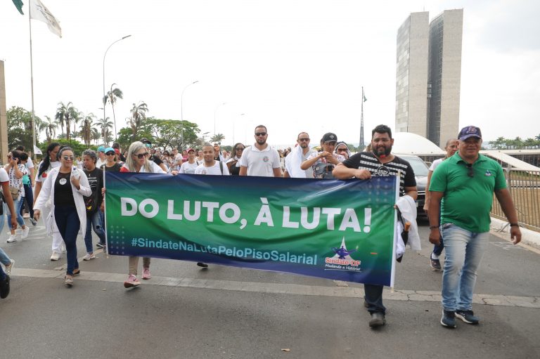 Comissão especial que analisa PEC da Enfermagem tem audiência nesta terça  